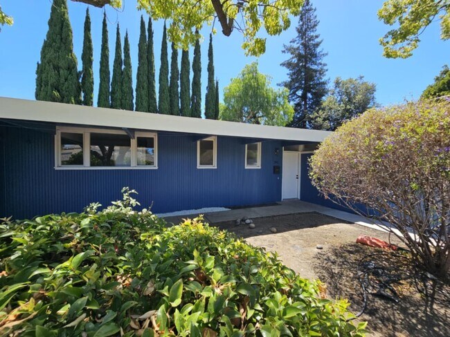 Foto del edificio - BEAUTIFUL "Blue Bungalow" 4 Bed/3 Bath Hom...