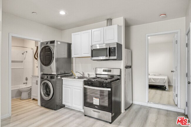 Foto del edificio - 7703 Baird Ave