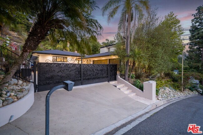 Building Photo - 9023 Alto Cedro Dr