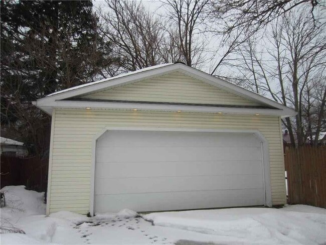 garage - 114 E 31st St
