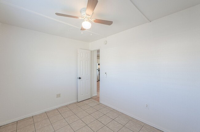 Building Photo - 2 Room 1 Bath Cottage with Huge Backyard