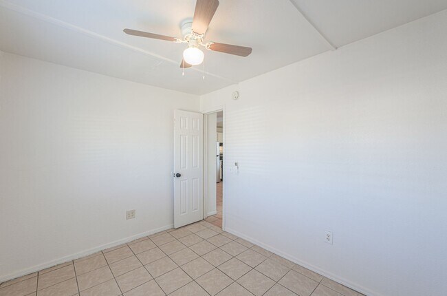 Foto del edificio - 2 Room 1 Bath Cottage with Huge Backyard