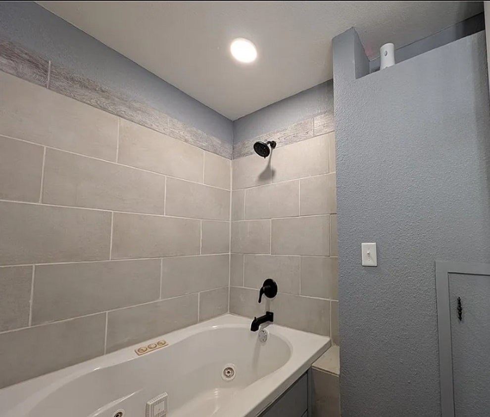 Building Photo - Spacious 3 Bedroom 1 Bath House with Fence...