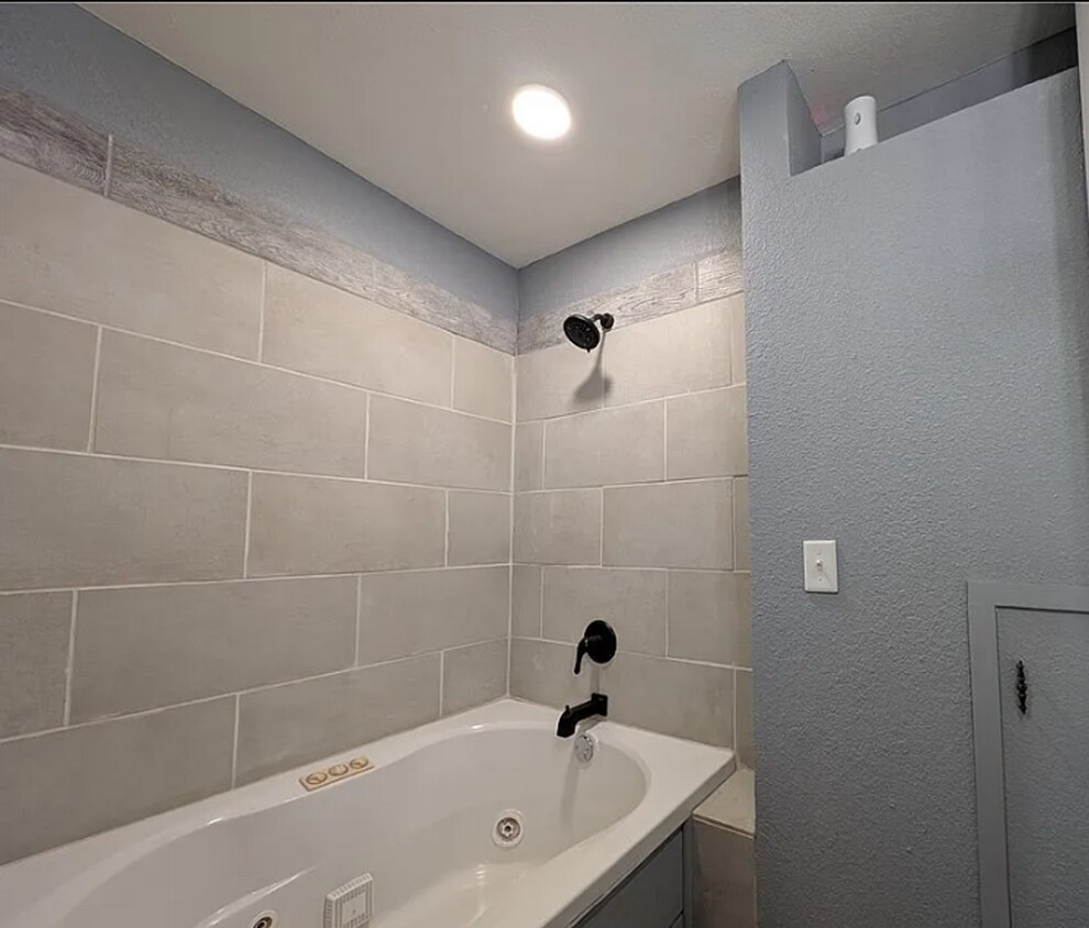 Foto del edificio - Spacious 3 Bedroom 1 Bath House with Fence...