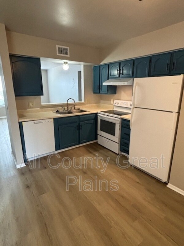 Building Photo - 609 S Lakehurst Dr