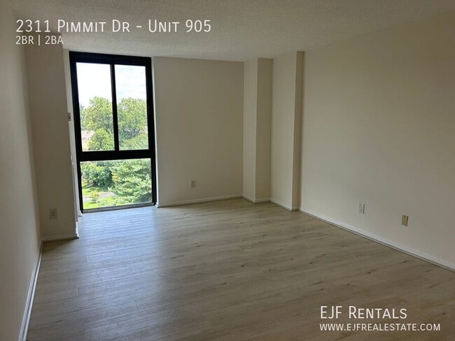 Building Photo - 2311 Pimmit Dr