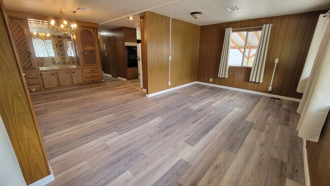 Building Photo - 912 Woodrow Way