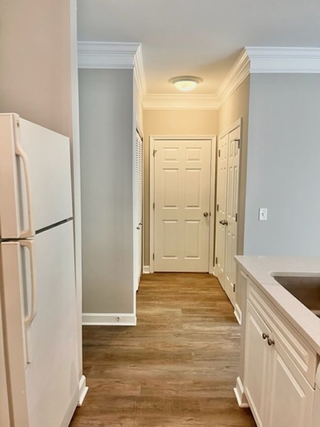 Building Photo - Large and quiet 1 BR 1 BA overlooking cour...