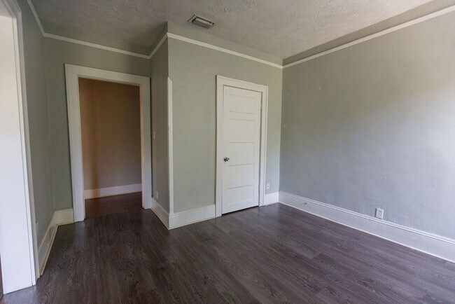 Building Photo - Beautifully updated 2 bedroom in Springfie...
