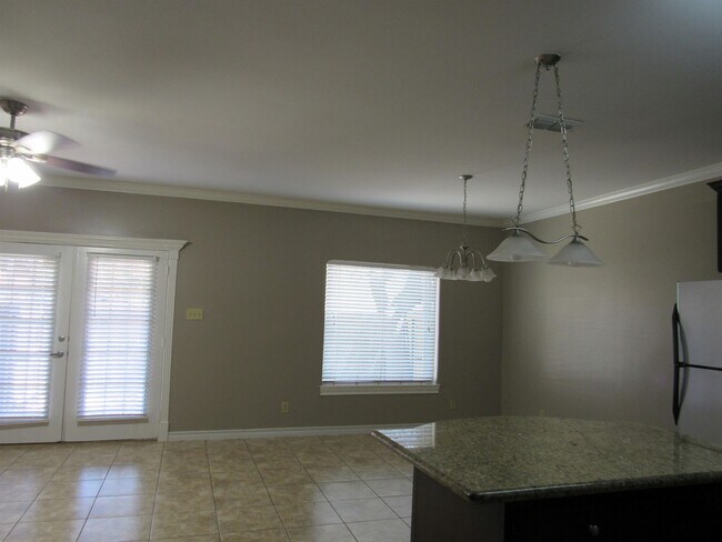 Building Photo - 707 St James Dr