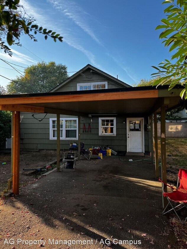 Primary Photo - 4 br, 1.5 bath House - 1241 1/2 Coburg Road