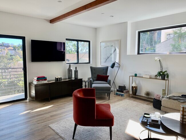 Foto del edificio - 1685 Redesdale Ave