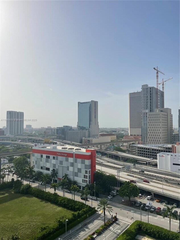 Foto del edificio - 350 S Miami Ave