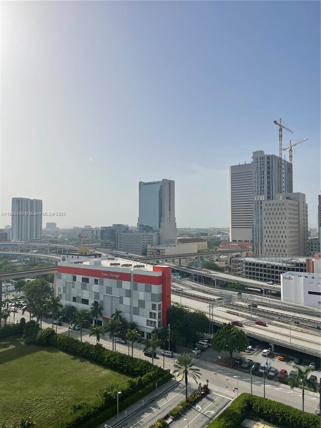 Foto del edificio - 350 S Miami Ave