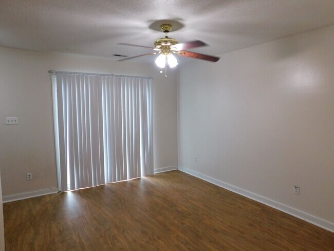 Building Photo - Heritage Square Townhome