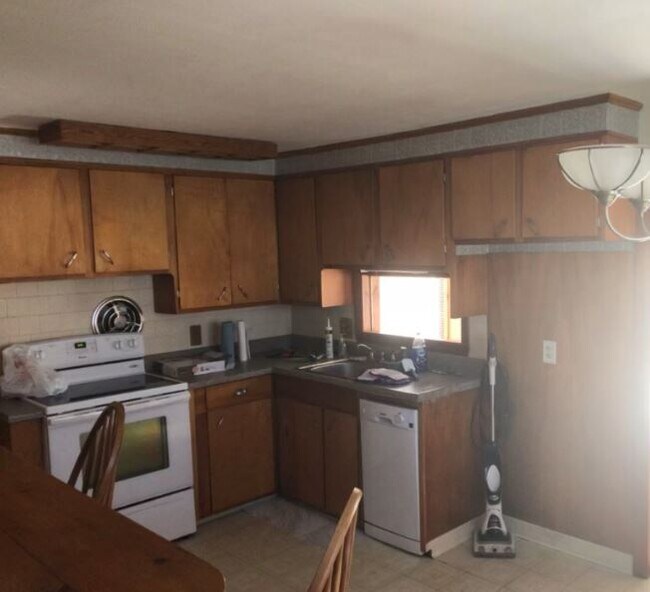 Kitchen - 175 Crescent St