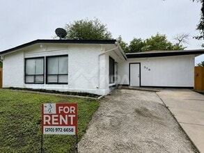 Building Photo - 518 Jamaica Dr