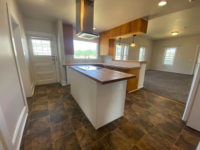 Building Photo - 2 Bed, 1 Bath House with Laundry Across fr...