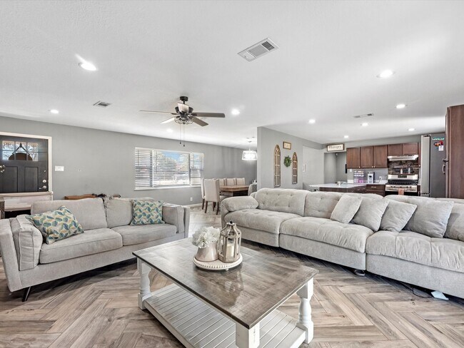 Foto del edificio - 7422 Nodding Pines Ln