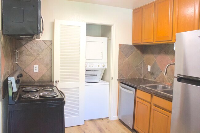 Kitchen Appliances - 3415 Pennsylvania Cmn