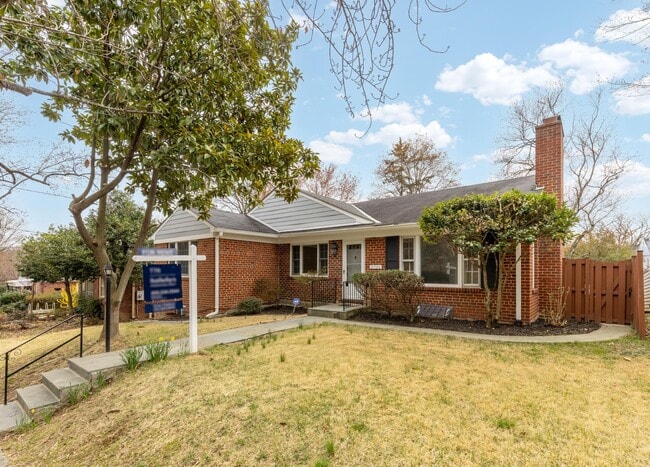 Foto del edificio - 2736 Stephenson Ln NW