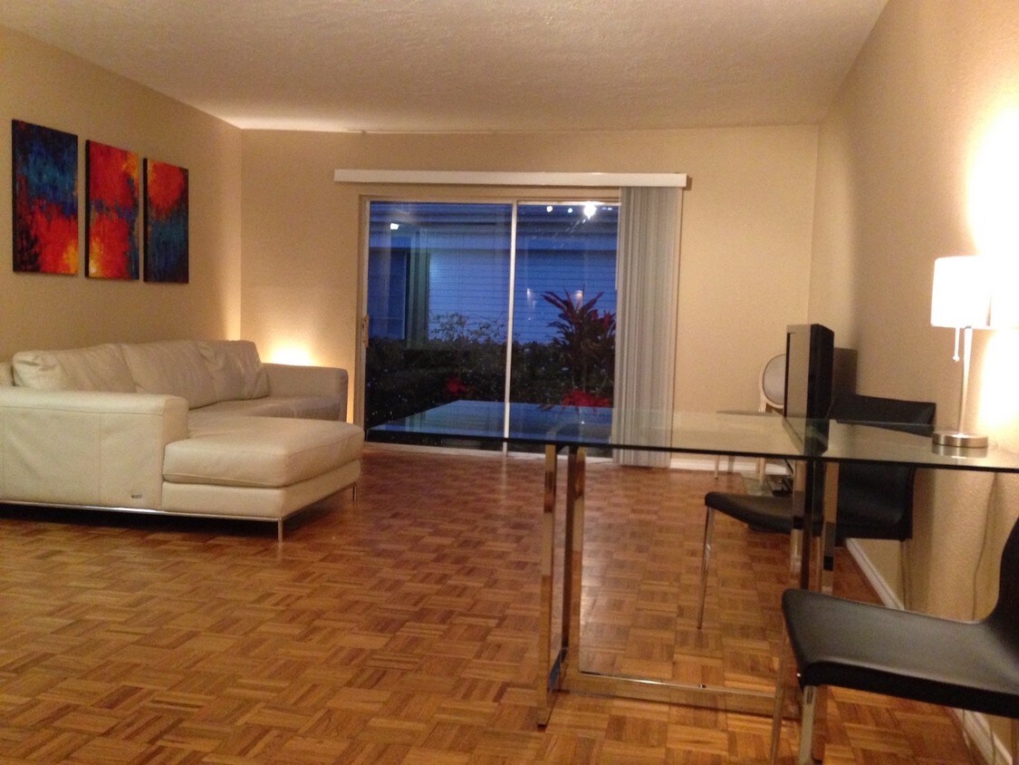 Entrada al área común. - 3400 Timmons Ln