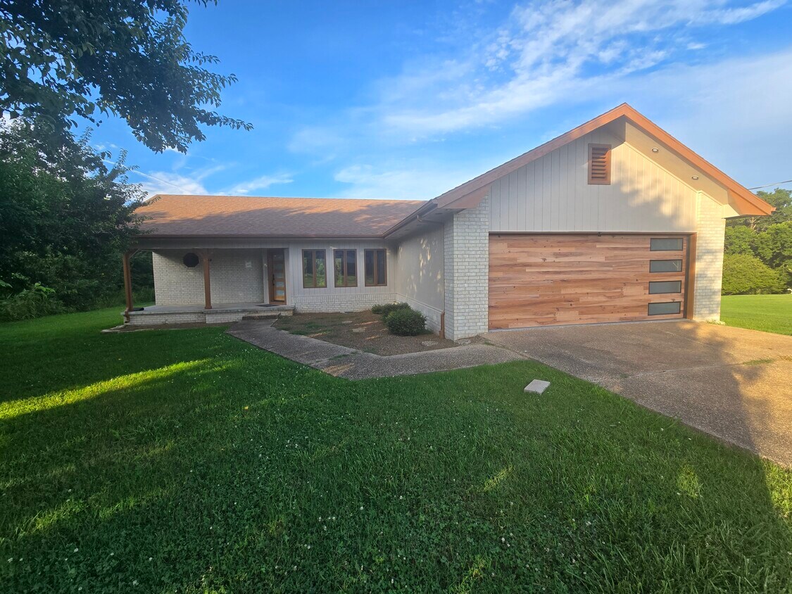 Primary Photo - 11 Cannich Ln