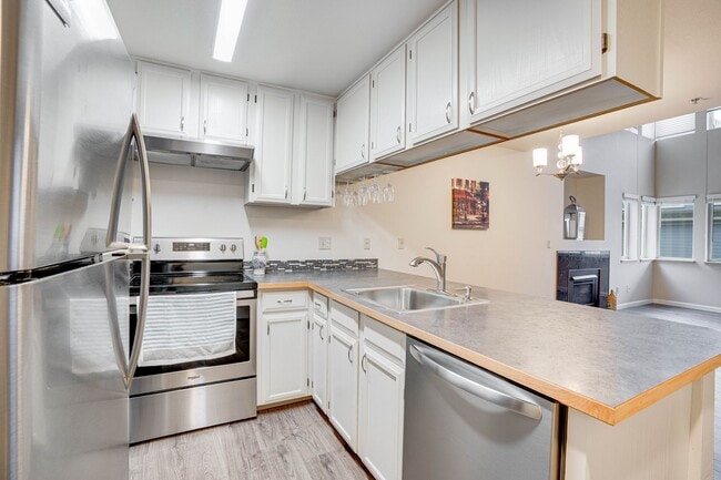 Building Photo - Natural Light Filled 2bd/2bth Loft Condo in Crown Hill, $2,550/mo.