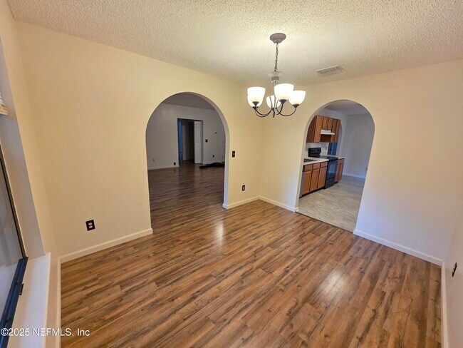 Foto del edificio - 7589 Fawn Lake Dr S