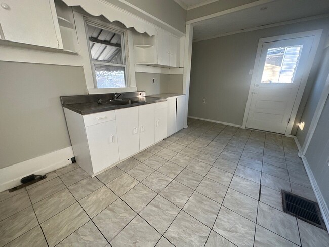 Building Photo - 422 Uber St