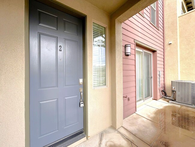 Foto del edificio - Beautiful Multi-Level 2-Bedroom Condo in Victoria Gardens HOA!