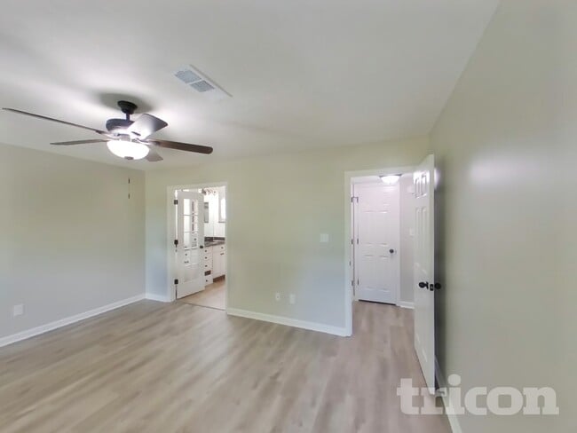Building Photo - 2701 Riverbend Dr