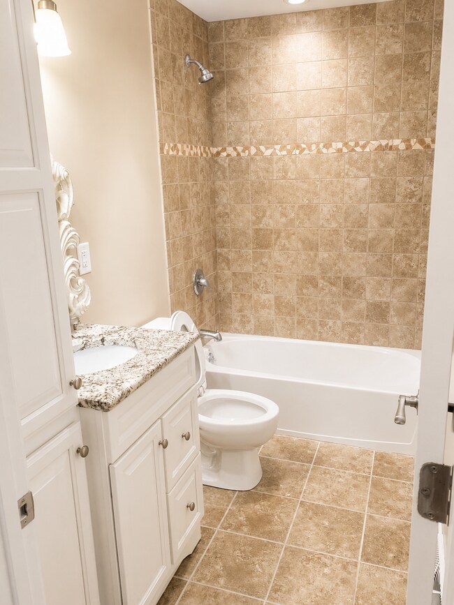 Building Photo - Beautiful, spacious 3 bedroom home in Savoy!