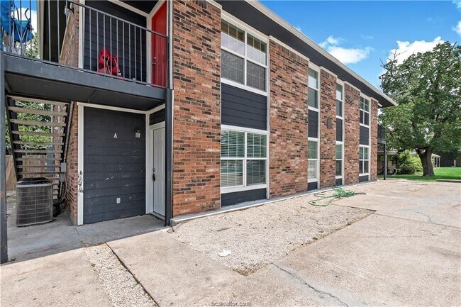 Building Photo - 316 Manuel Dr