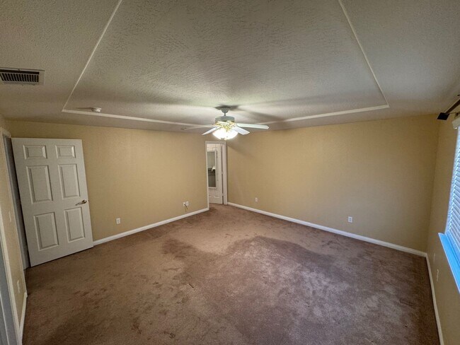 Foto del edificio - spacious 3 bedroom 2 bath home with beauti...