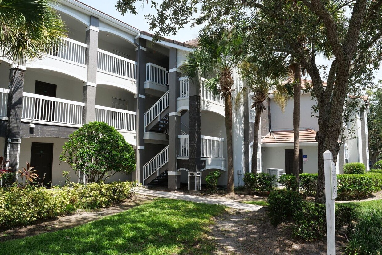 Foto principal - 2-bedroom, 2-bathroom Condo in gated commu...