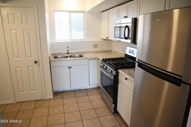 Building Photo - 4241 Plaza Oro Loma