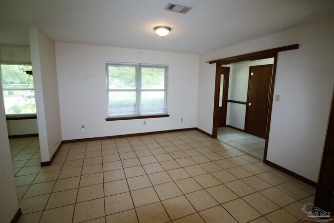 Foto del edificio - 7910 Reeders Ln