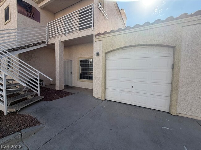 Building Photo - 1900 N Torrey Pines Dr