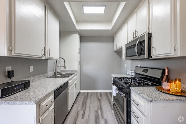 2BR, 1BA - 1,040SF - Kitchen - Rollingwood