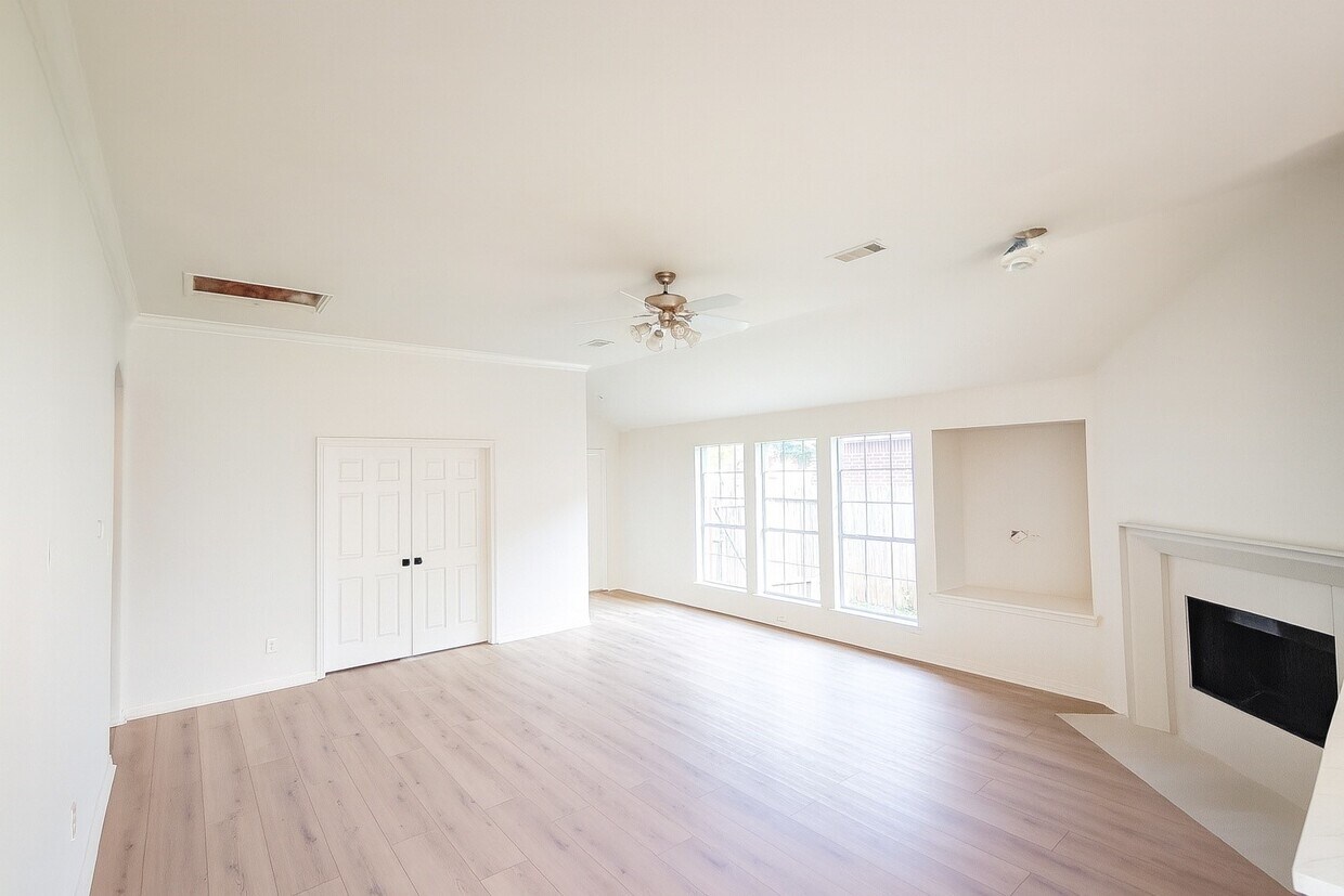 Foto del edificio - 5110 Misty Village Ct