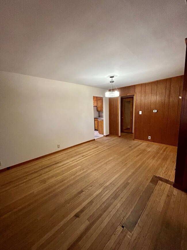 Building Photo - !!!!West Side Home AVAILABLE NOW!!!!