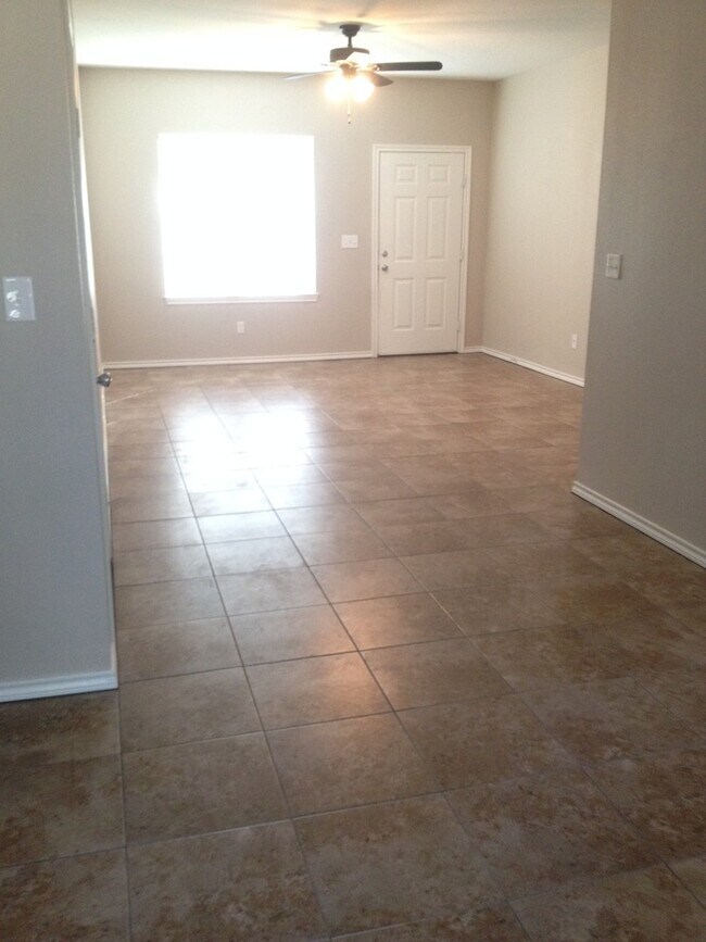 Foto del edificio - Coming Soon: 2 Bedroom Duplex for Rent in ...
