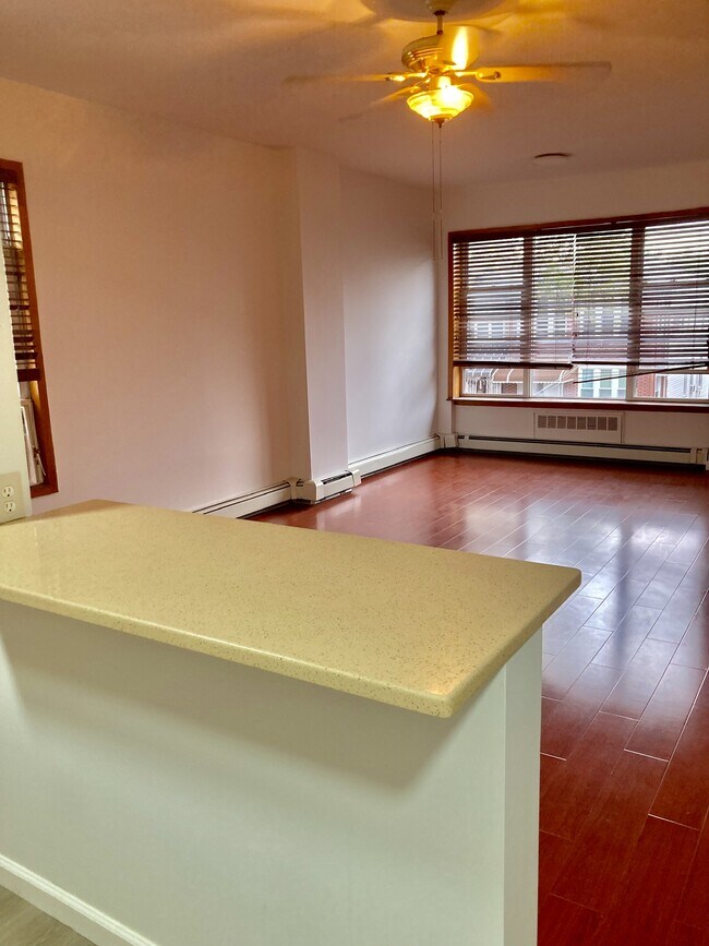 Foto del edificio - 2543 E 24th St
