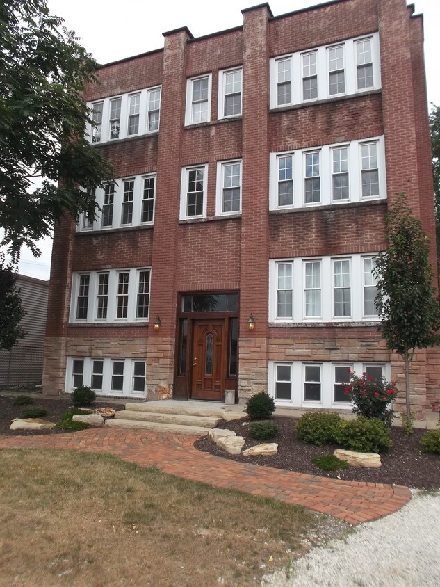 Primary Photo - 2237 Tuscarawas St W