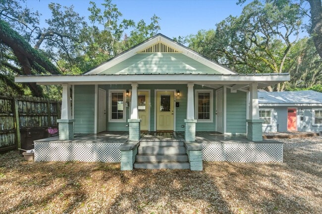 Building Photo - Live next to campus and all things Gainesv...