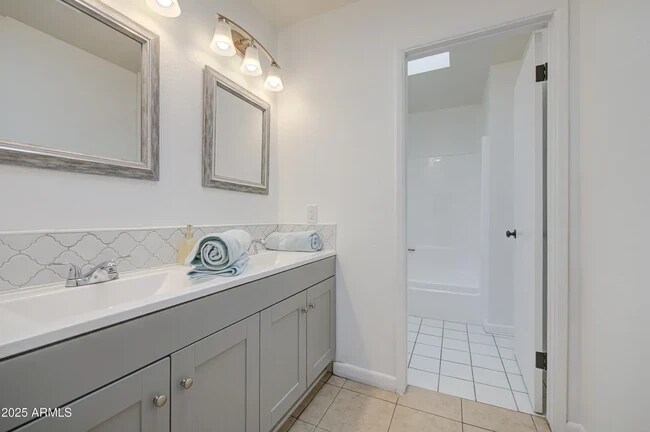 lavabo doble principal - 712 S Lebanon Ln