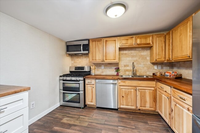 Building Photo - 2733 S Riverview Dr
