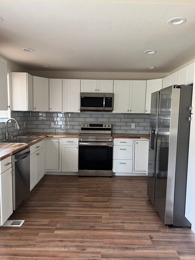 1400 Stonewall Way, Lyndon, KY 40242 House Rental in Lyndon, KY