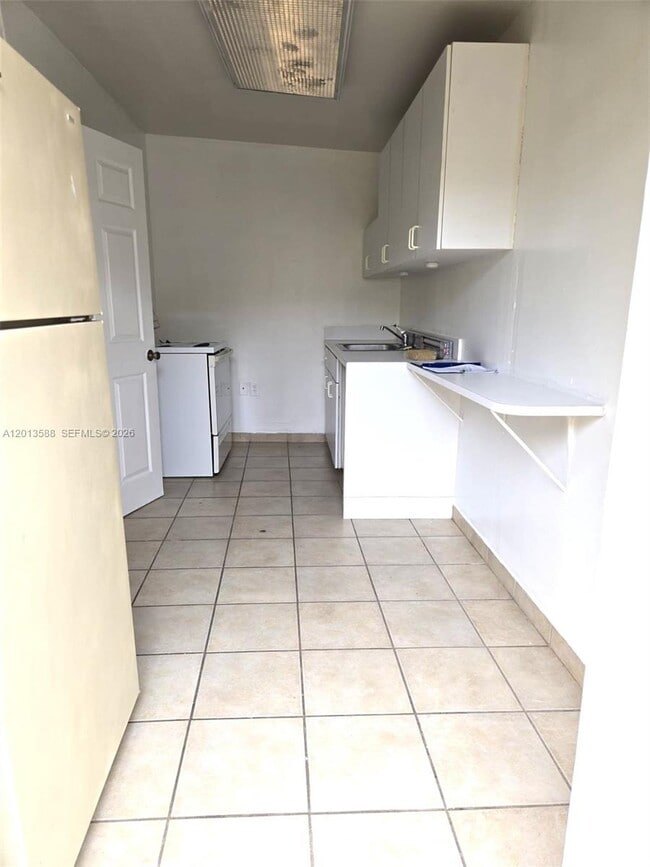 Building Photo - 4610 SW 40th St